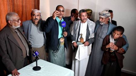 اليمن : اسرة ال باقتيبة تتسلم طفلها المفقود سيف من وزارة الشؤون الاجتماعية والعمل 